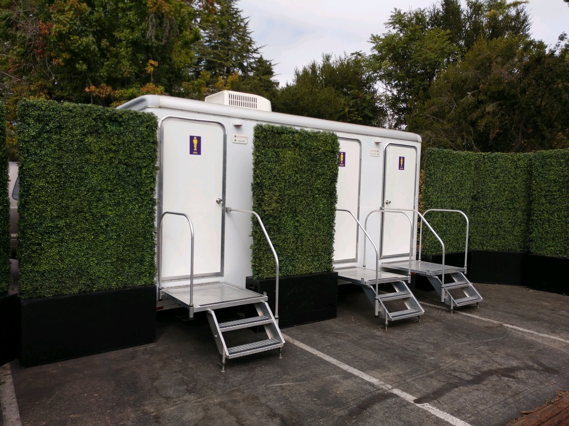 3 stall restroom trailer with hedging