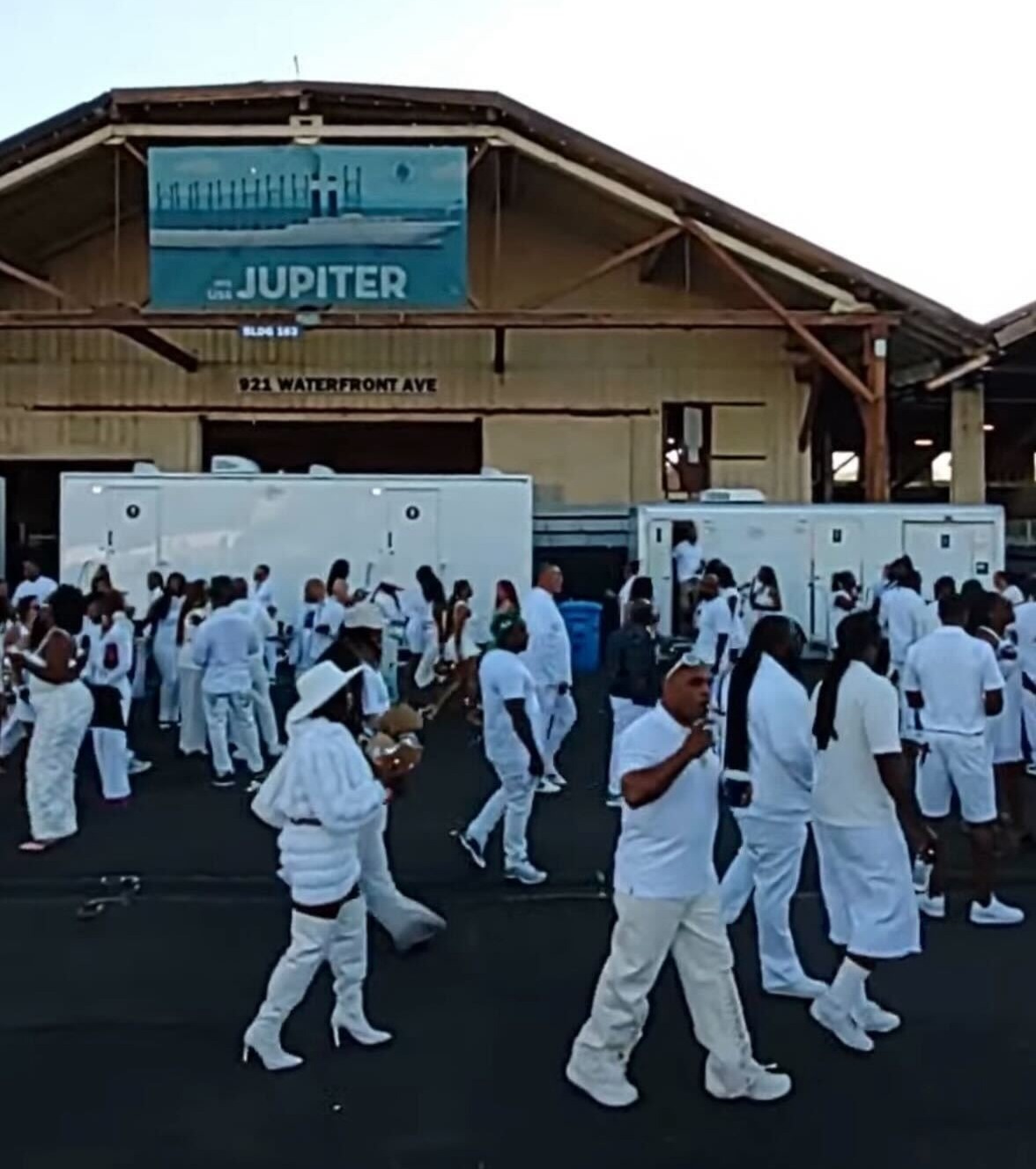 Ten Stall Cottage restroom trailer exterior view