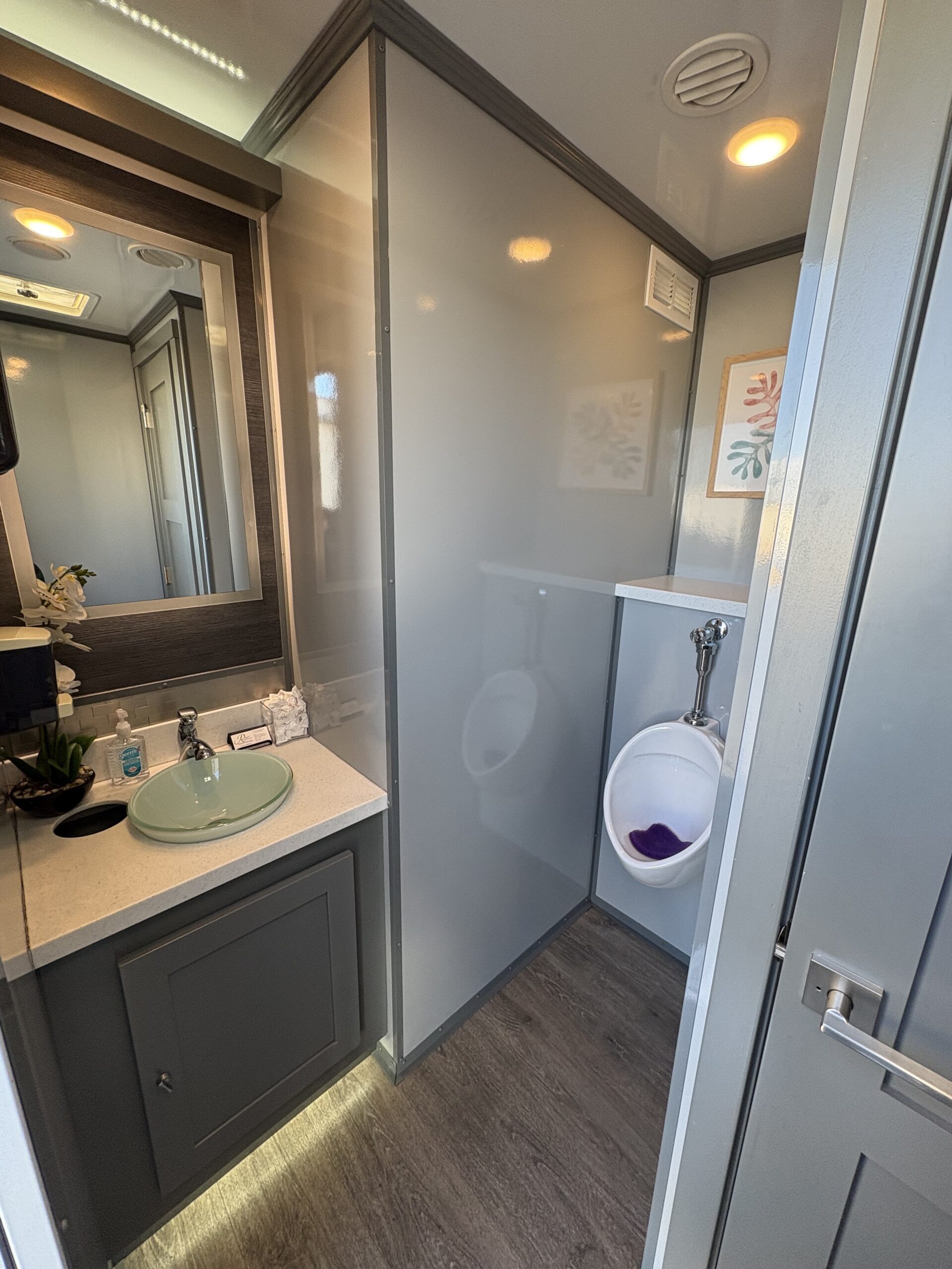 Four Stall restroom trailer gallery image 14