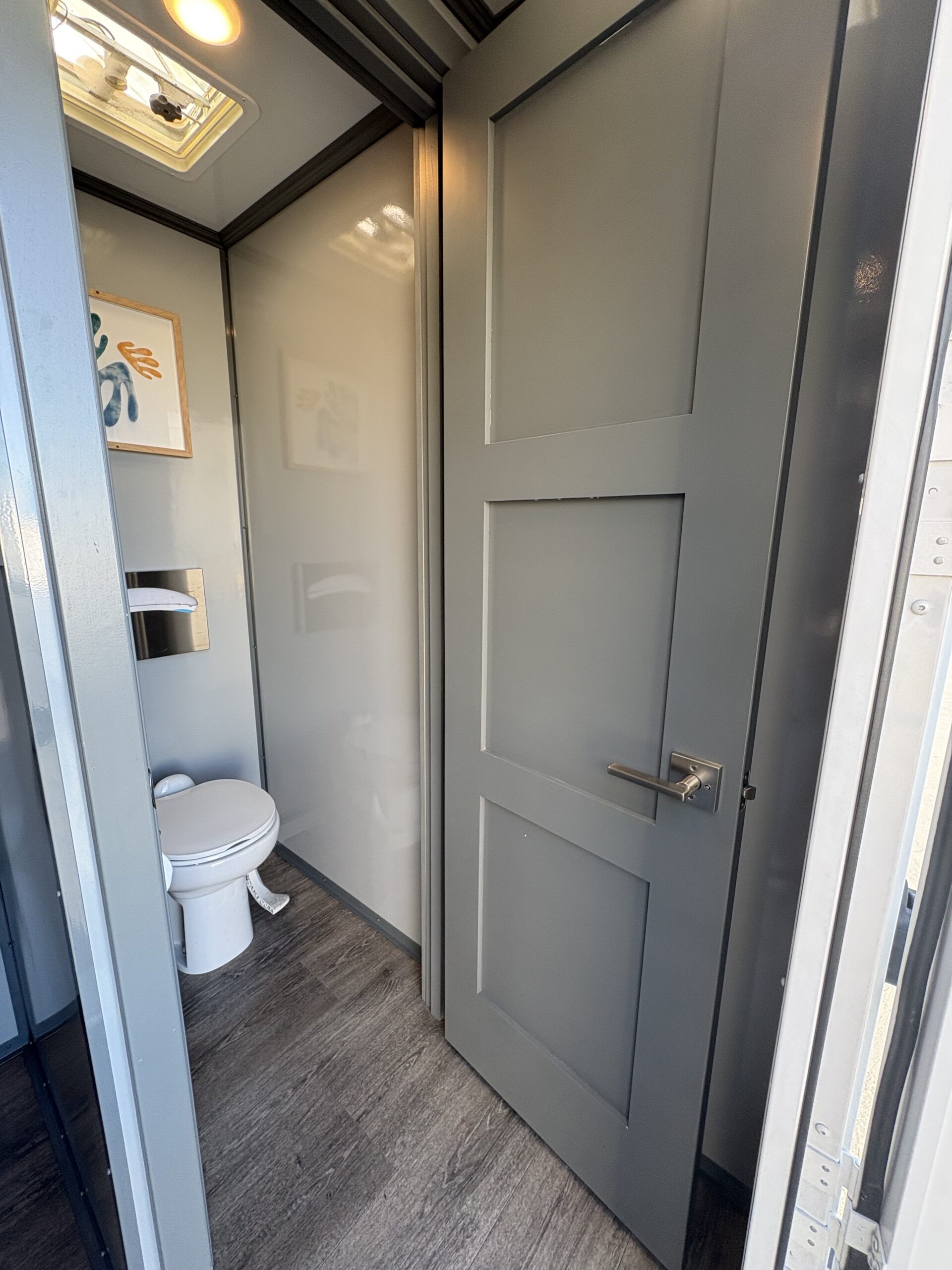 Four Stall restroom trailer gallery image 39