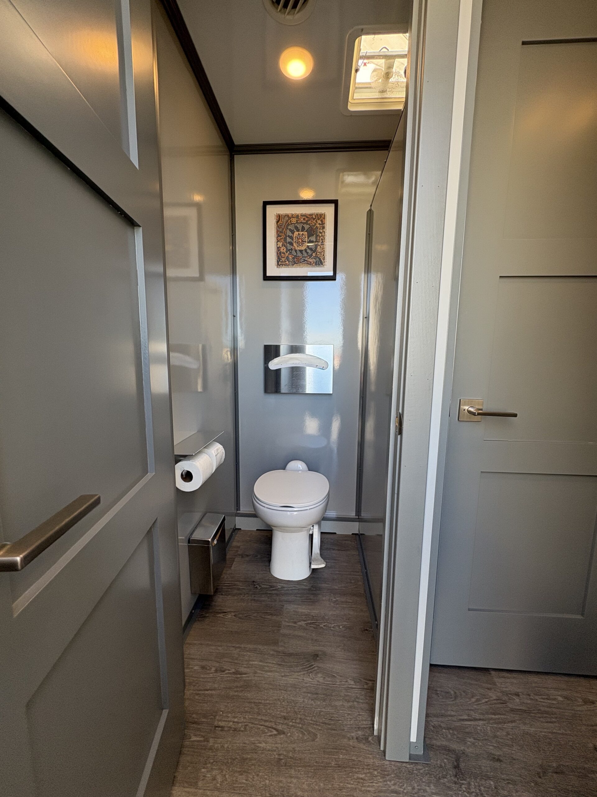 Four Stall restroom trailer gallery image 18